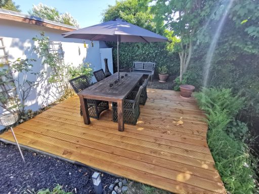 Neu aufgebaute und geölte Holzterrasse mit aufgearbeitetem Holztisch