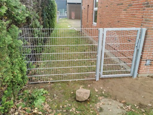 Montierter Doppelstabmattenzaun mit Gartentor