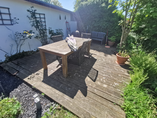 Alte und stark verwitterte Holzterrasse vor dem Neuaufbau